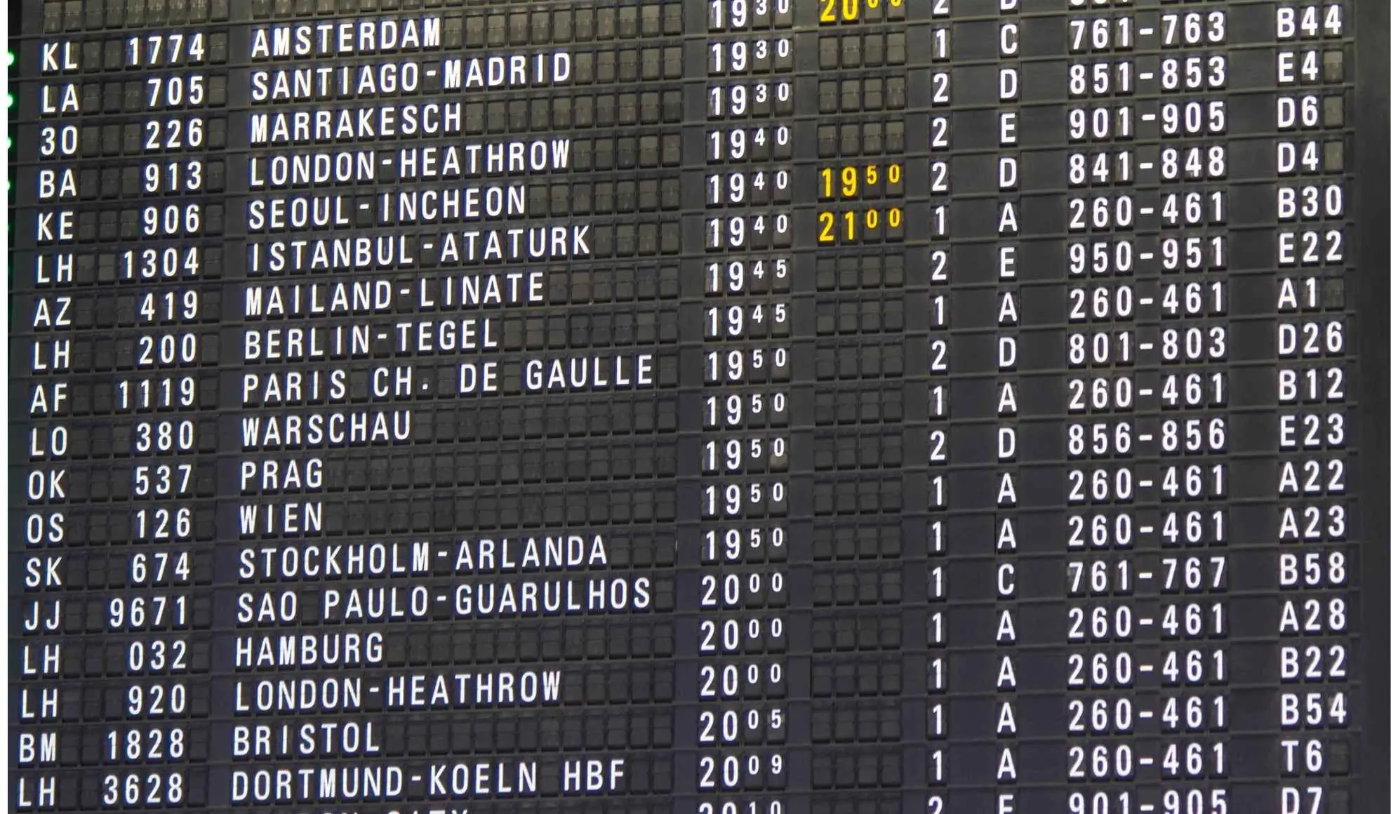 Tabellone partenze in aeroporto con orari di volo, che rappresenta la gestione del tempo nelle trasferte sportive