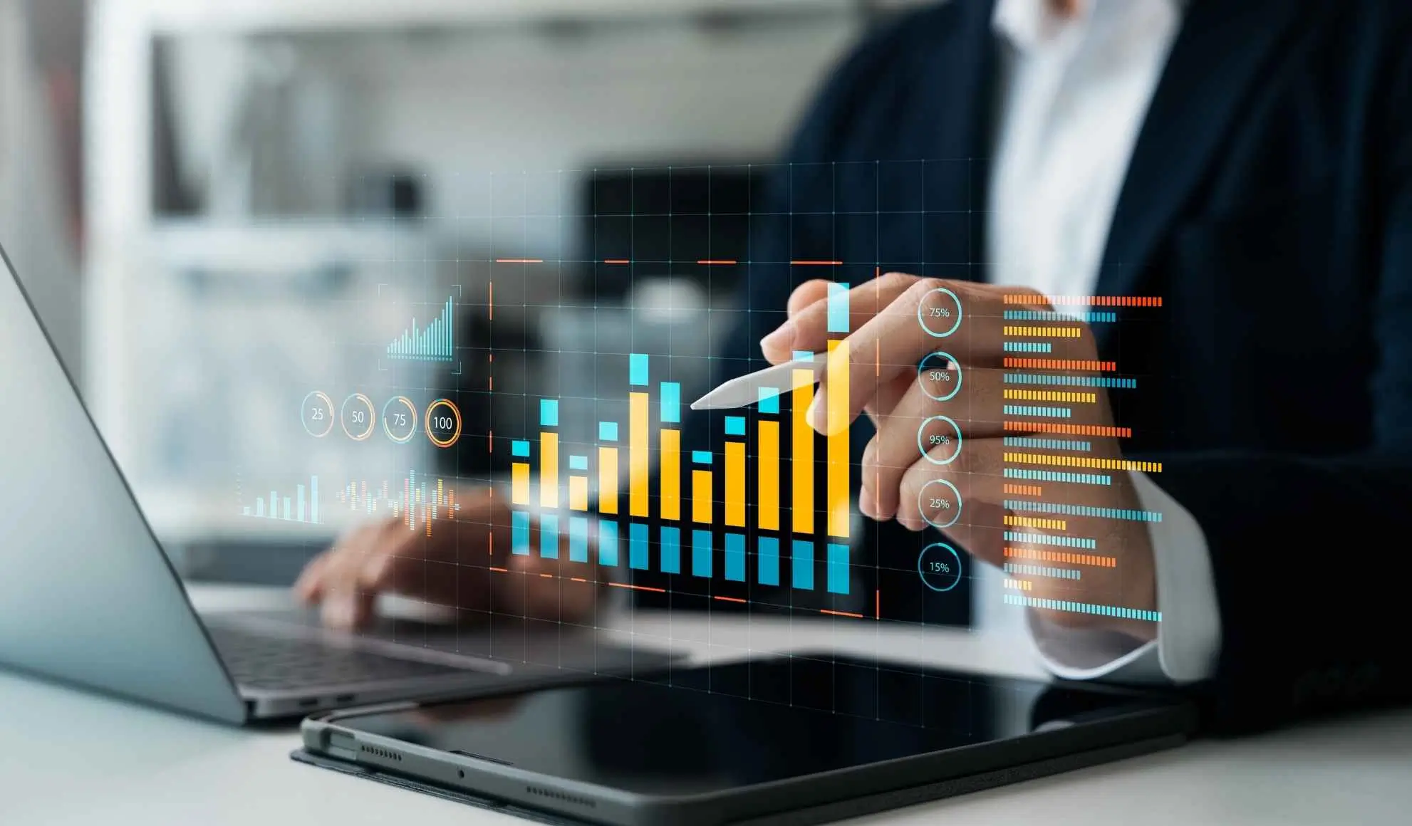 Corporate travel manager che analizza una dashboard digitale con grafici e indicatori di performance davanti a un laptop.