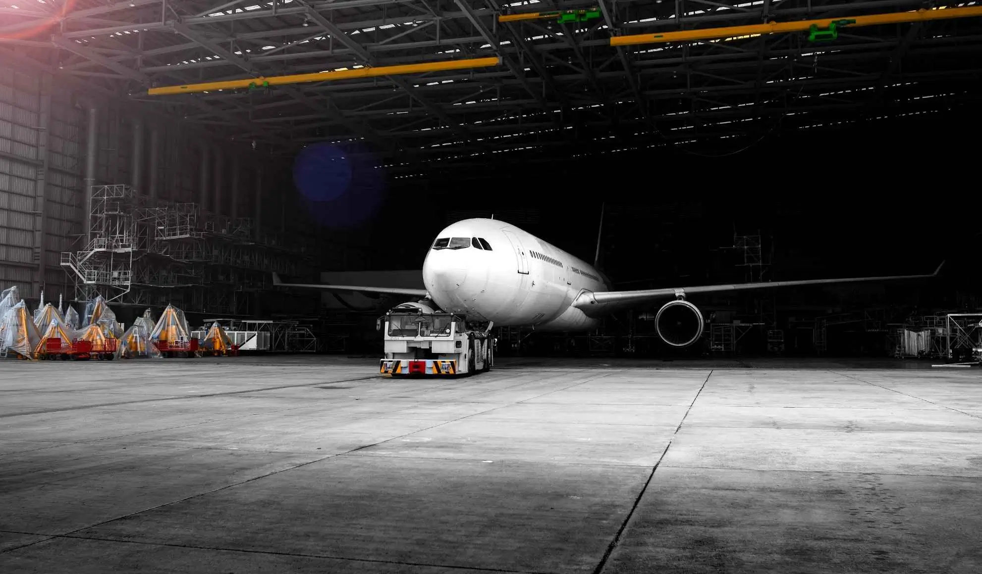 Aeromobile fermo in hangar per manutenzione, simbolo dello shortage di aeromobili nel settore aereo