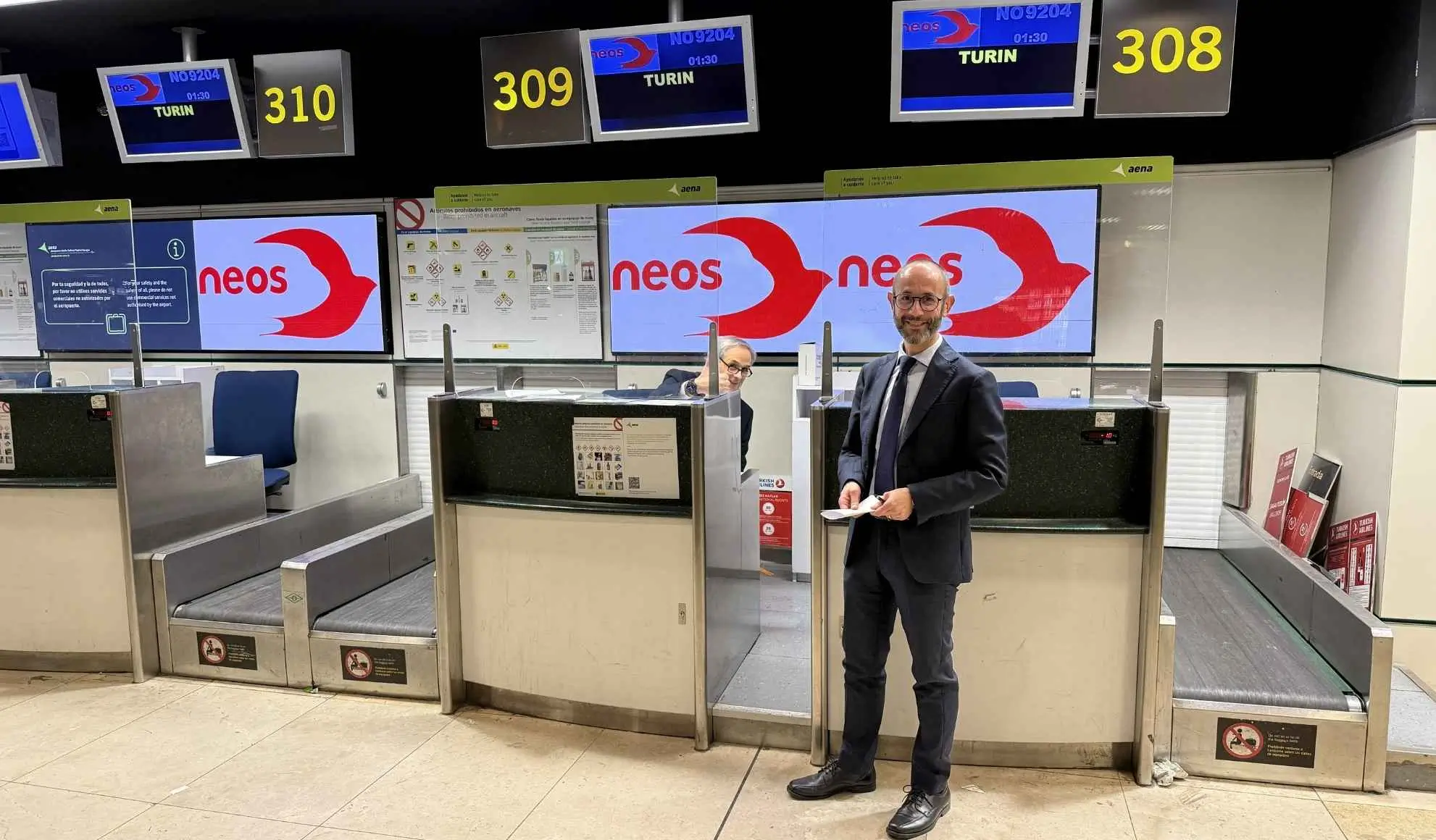 Gestione operativa di una trasferta di una squadra professionistica in aeroporto, durante una fase critica di partenza tra tempistiche strette e imprevisti