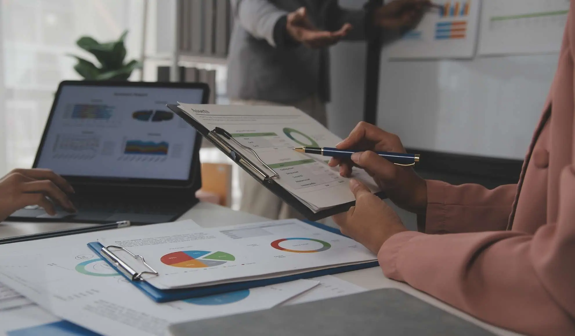 Professionisti che valutano una proposta charter analizzando documenti, grafici e criteri operativi