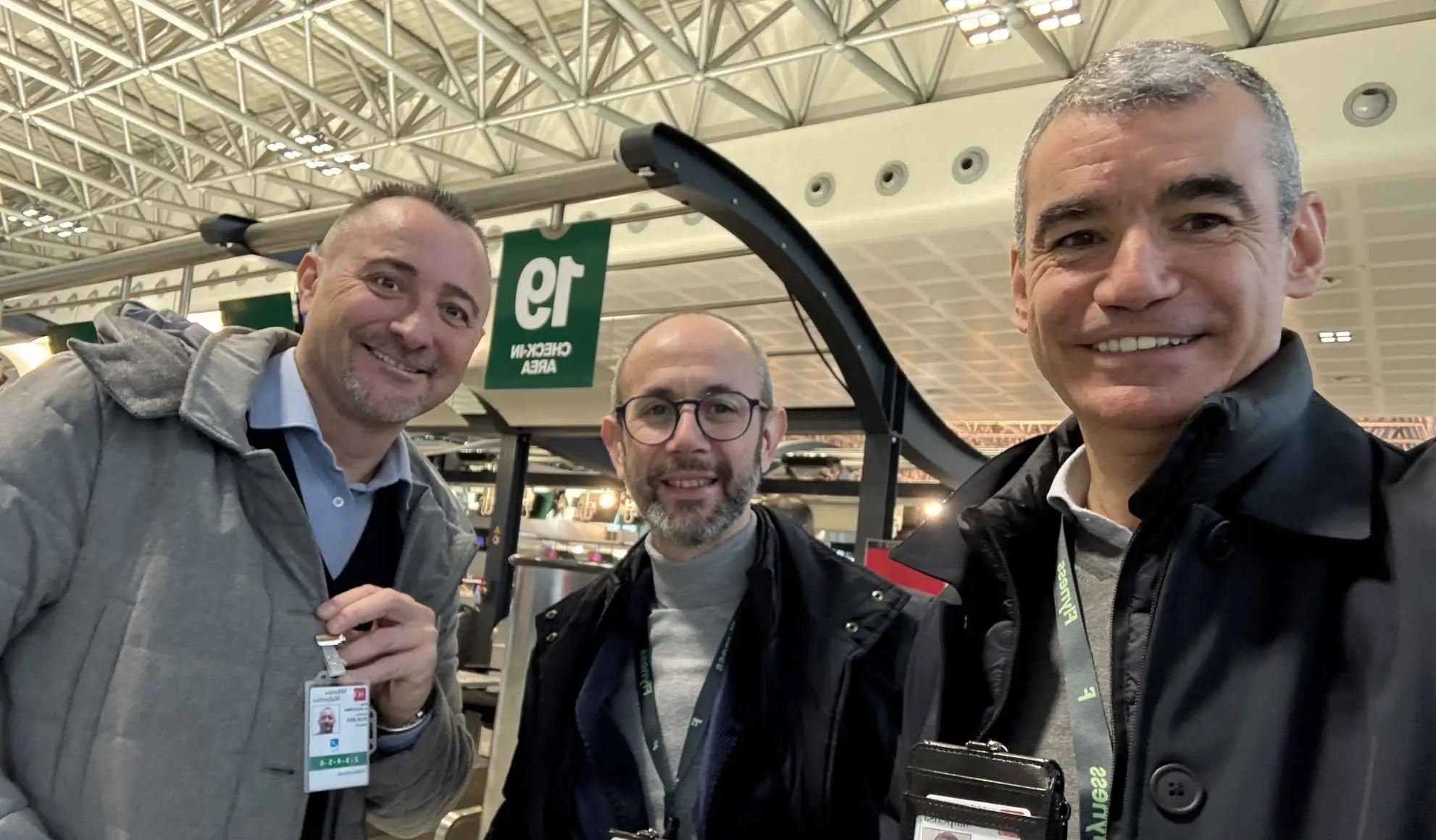 Team Flight Rider Flyness durante supervisione operativa di volo charter sportivo in aeroporto