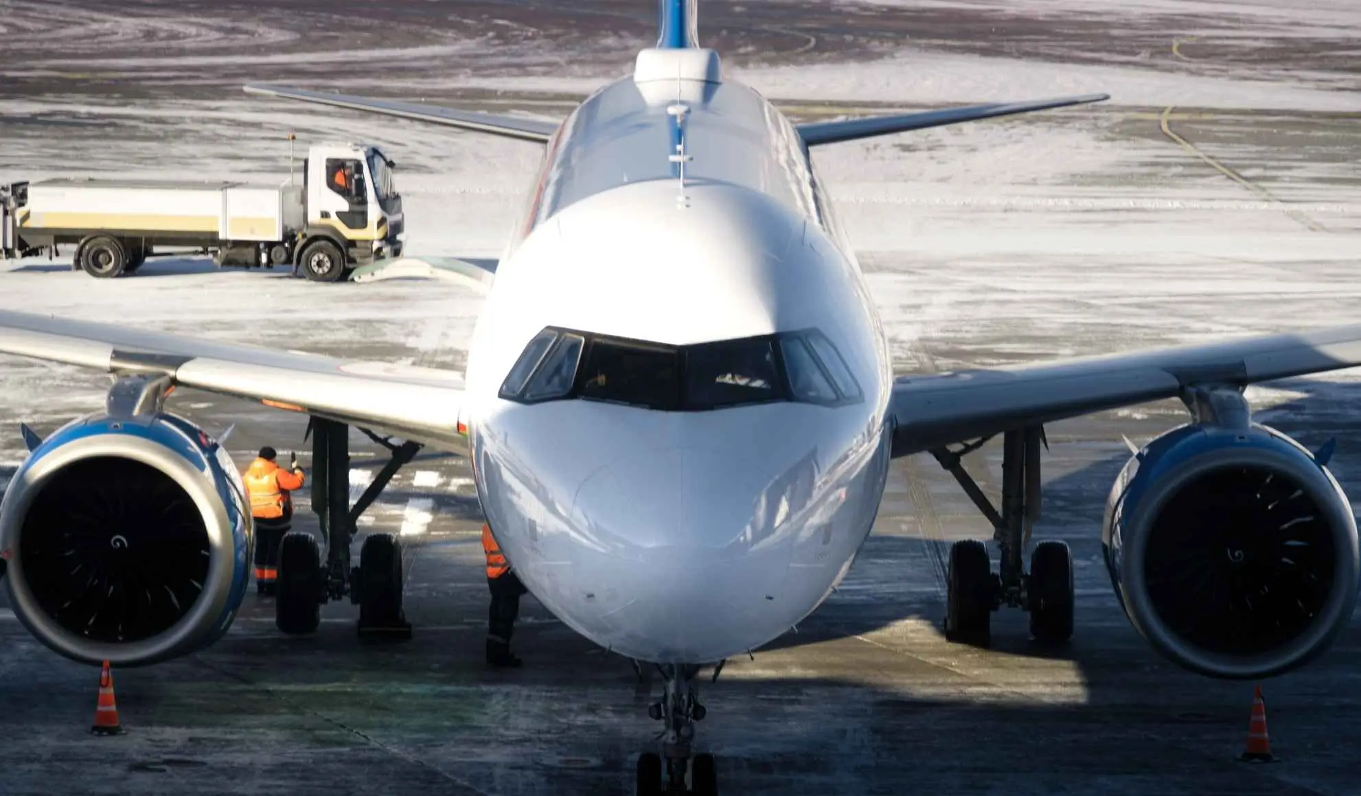 Aereo pronto alla partenza durante operazioni strutturate di volo charter sportivo