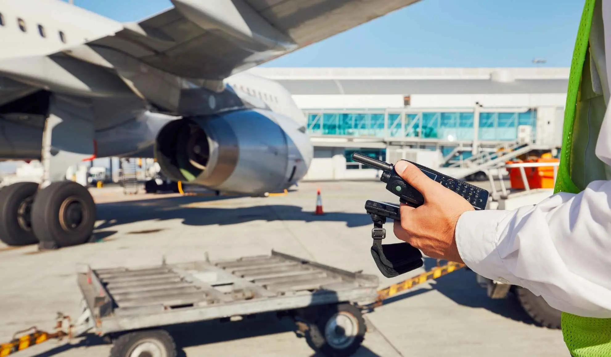 Supervisione operativa con radio durante preparazione di volo charter sportivo in aeroporto