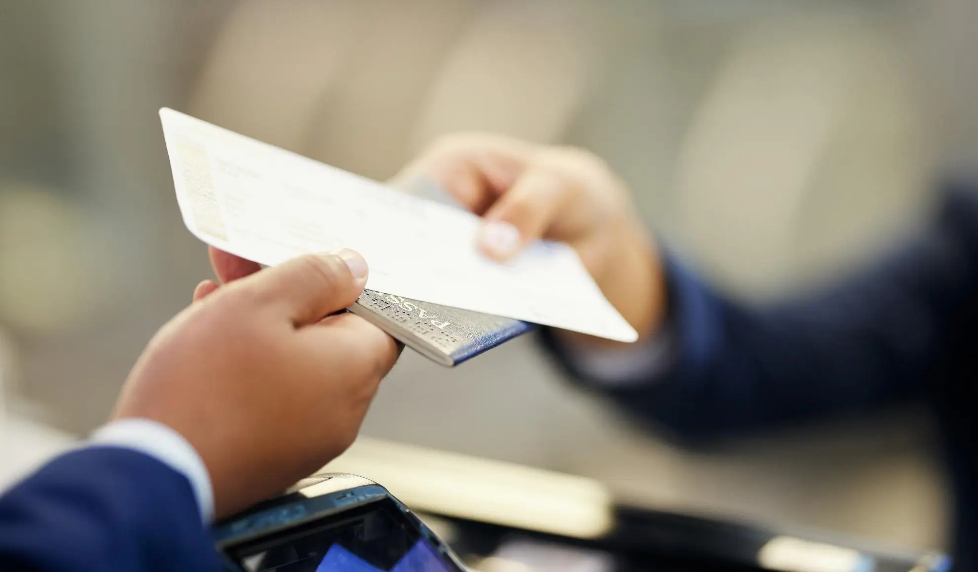gestione-dati-sensibili-trasferte-sportive scambio di passaporto e documenti di viaggio durante il controllo che rappresenta la gestione dei dati sensibili nelle trasferte sportive