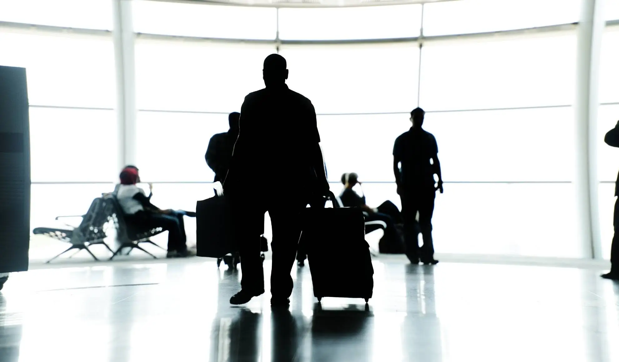 rischi-trasferte-sportive-flussi-aeroporto passeggero in movimento in aeroporto durante fase di transito che rappresenta i punti critici nelle trasferte sportive