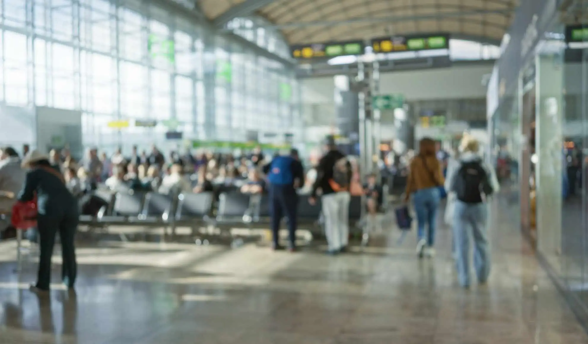 visibilita-trasferte-squadre-sportive-aeroporto Terminal aeroportuale affollato con passeggeri, simbolo della visibilità durante le trasferte delle squadre sportive
