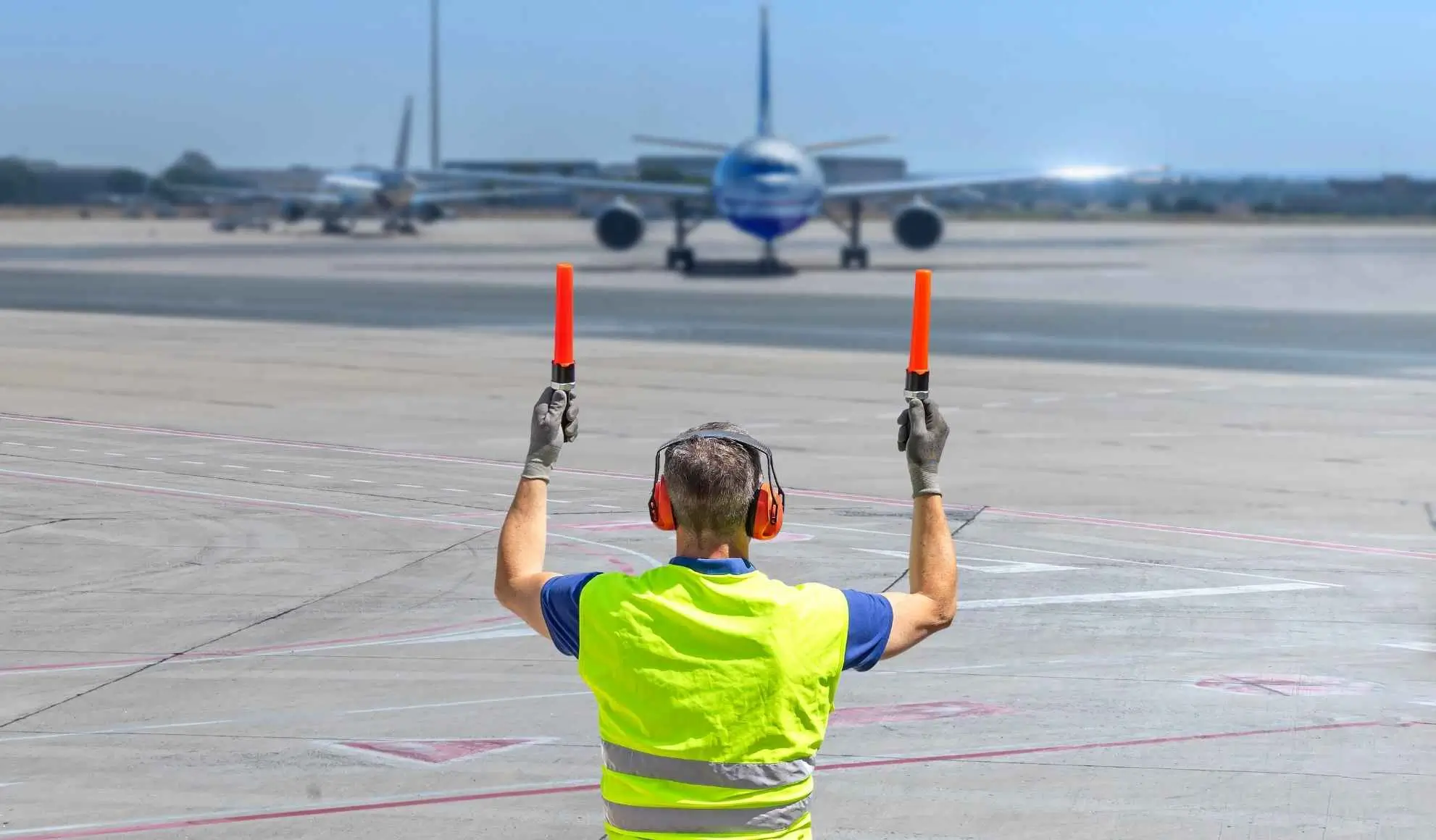 voli-charter-rotazioni-stagionali-operazioni-aeroportuali Operatore aeroportuale che coordina voli charter durante rotazioni stagionali del turismo