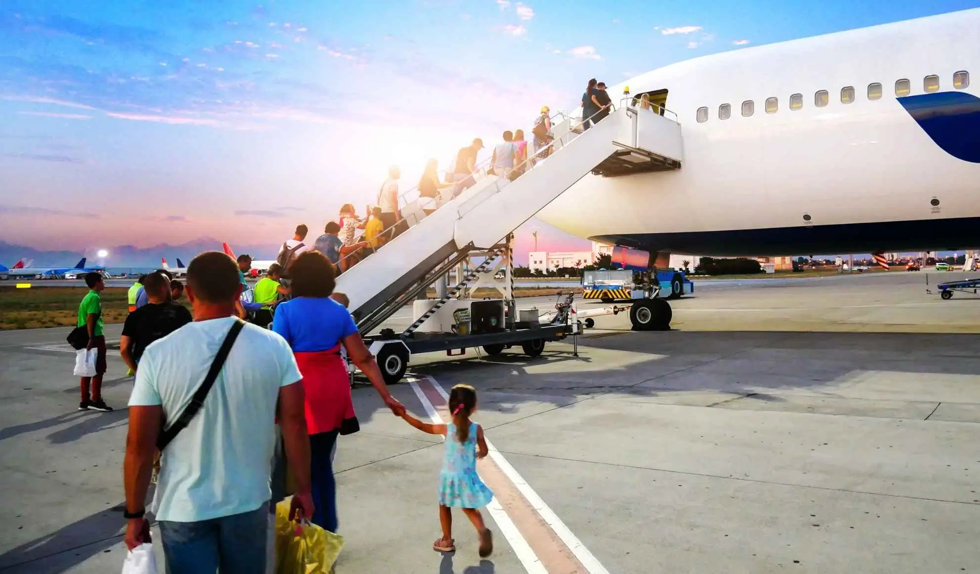 voli-charter-tour-operator-alta-stagione-turismo Passeggeri in imbarco su volo charter per tour operator durante l’alta stagione del turismo organizzato
