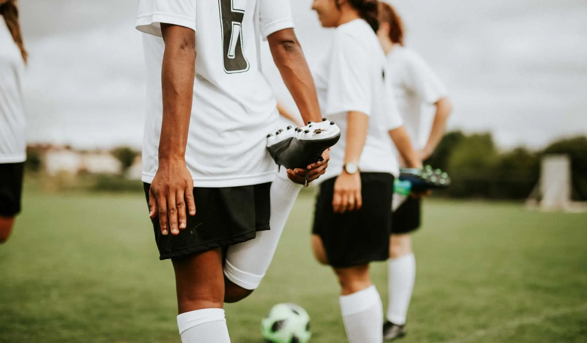 amichevoli-estive-calcio-preparazione-prepartita Giocatori di calcio in fase di preparazione prima di una partita amichevole durante ritiro estivo