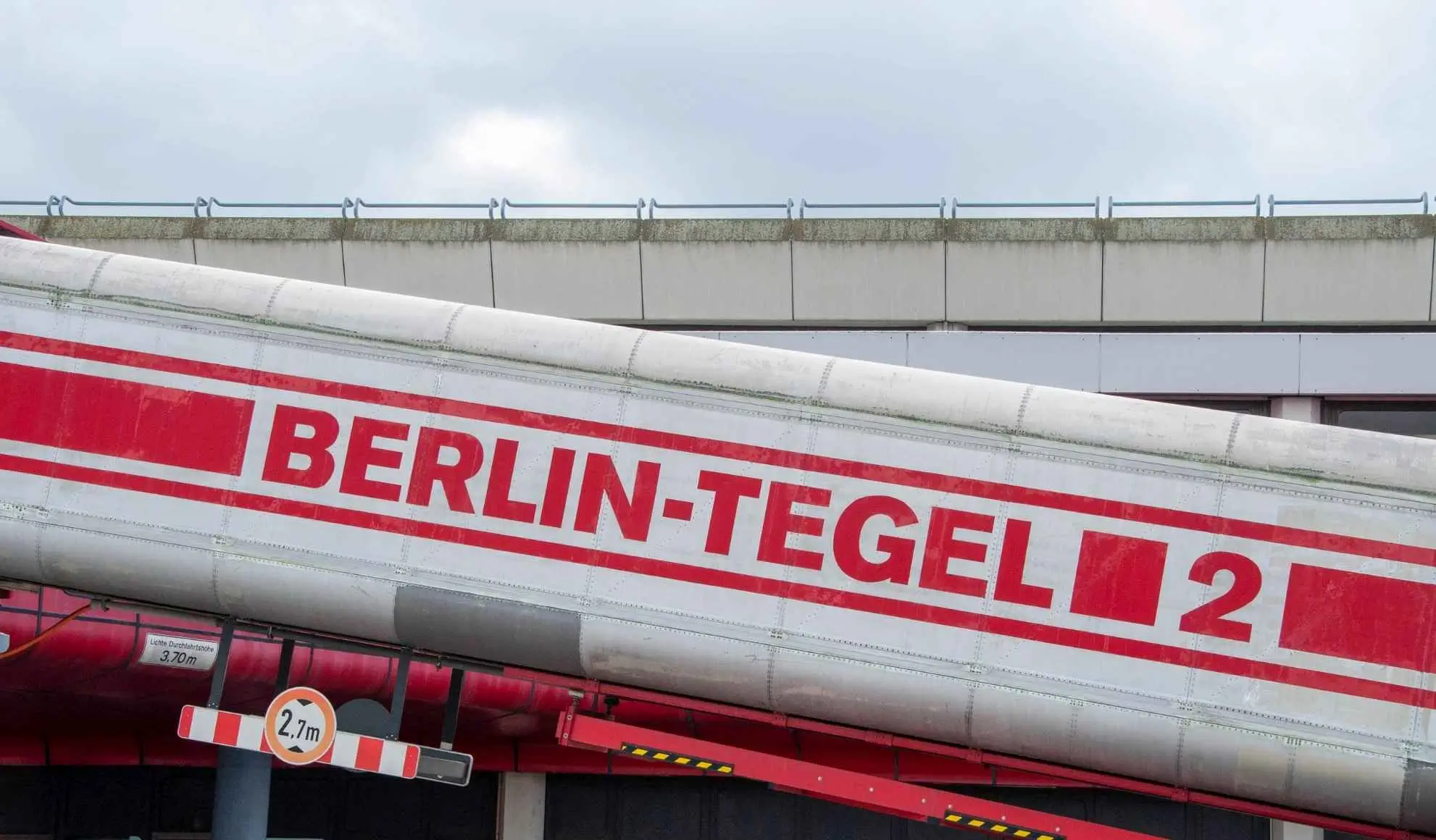 berlino-sigle-aeroportuali-tegel Ingresso dell’aeroporto Berlin Tegel, riferimento alle sigle aeroportuali di Berlino e alla storia degli scali THF, TXL e BER