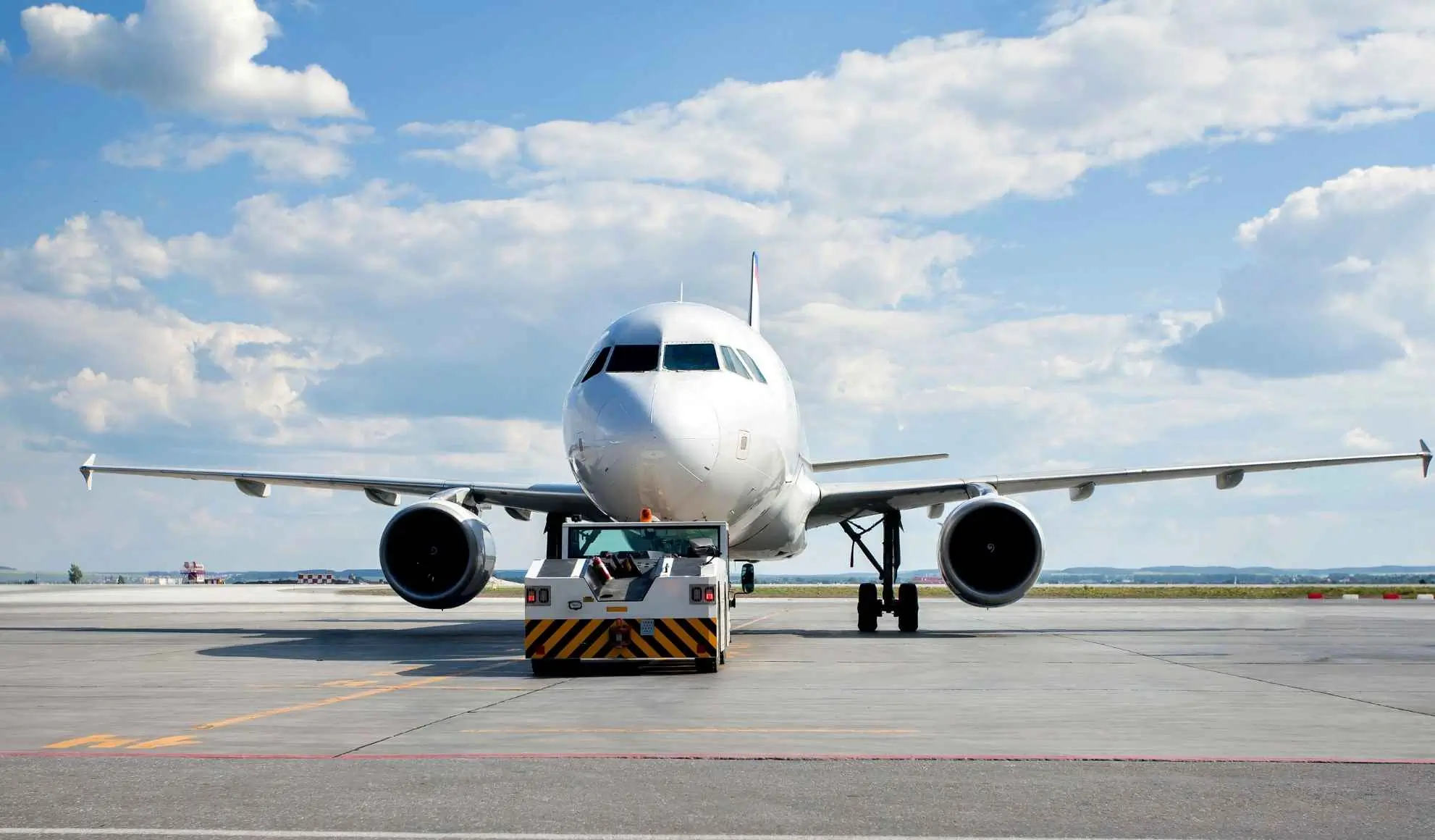 codici-aeroportuali-voli-charter-operazioni-a-terra Aereo in operazione a terra in aeroporto che richiama l’importanza dei codici aeroportuali nella gestione operativa dei voli charter