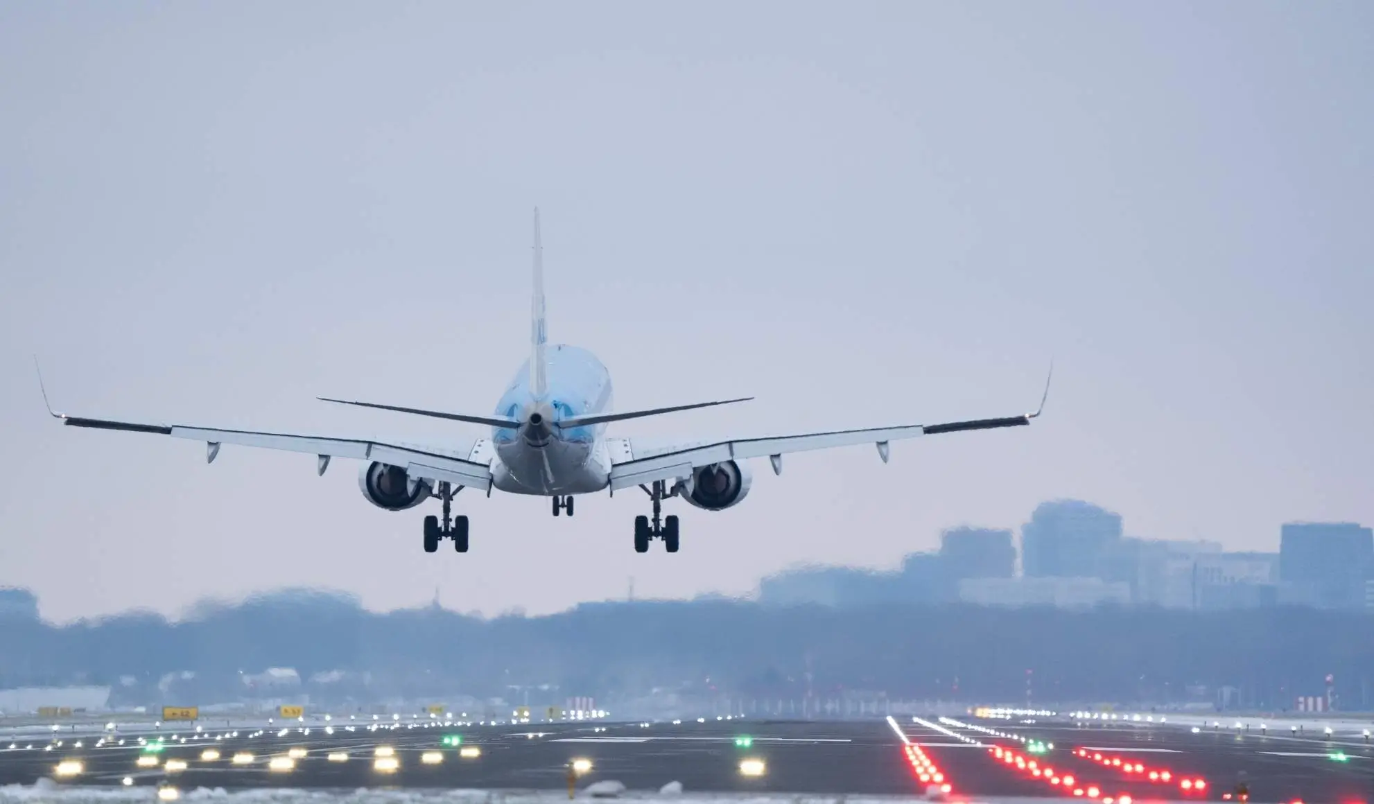 scelta-scalo-giusto-aereo-charter-decollo Aereo charter in fase di decollo, riferimento alla scelta dello scalo giusto per un volo charter su misura