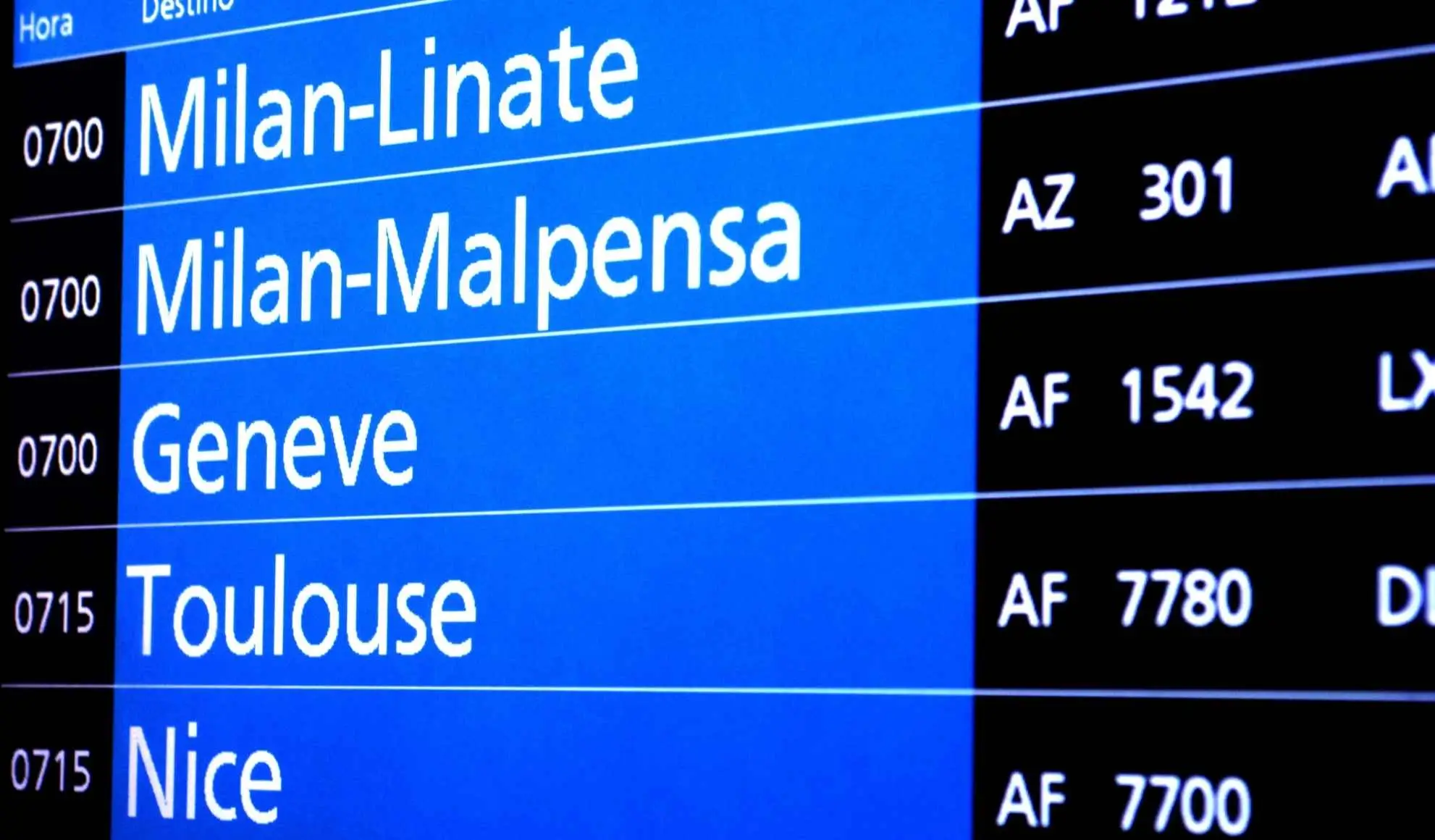 sigle-aeroporti-italiani-tabellone-linate-malpensa Tabellone aeroportuale con Milano Linate e Milano Malpensa, riferimento alle sigle aeroporti italiani e ai principali scali nazionali