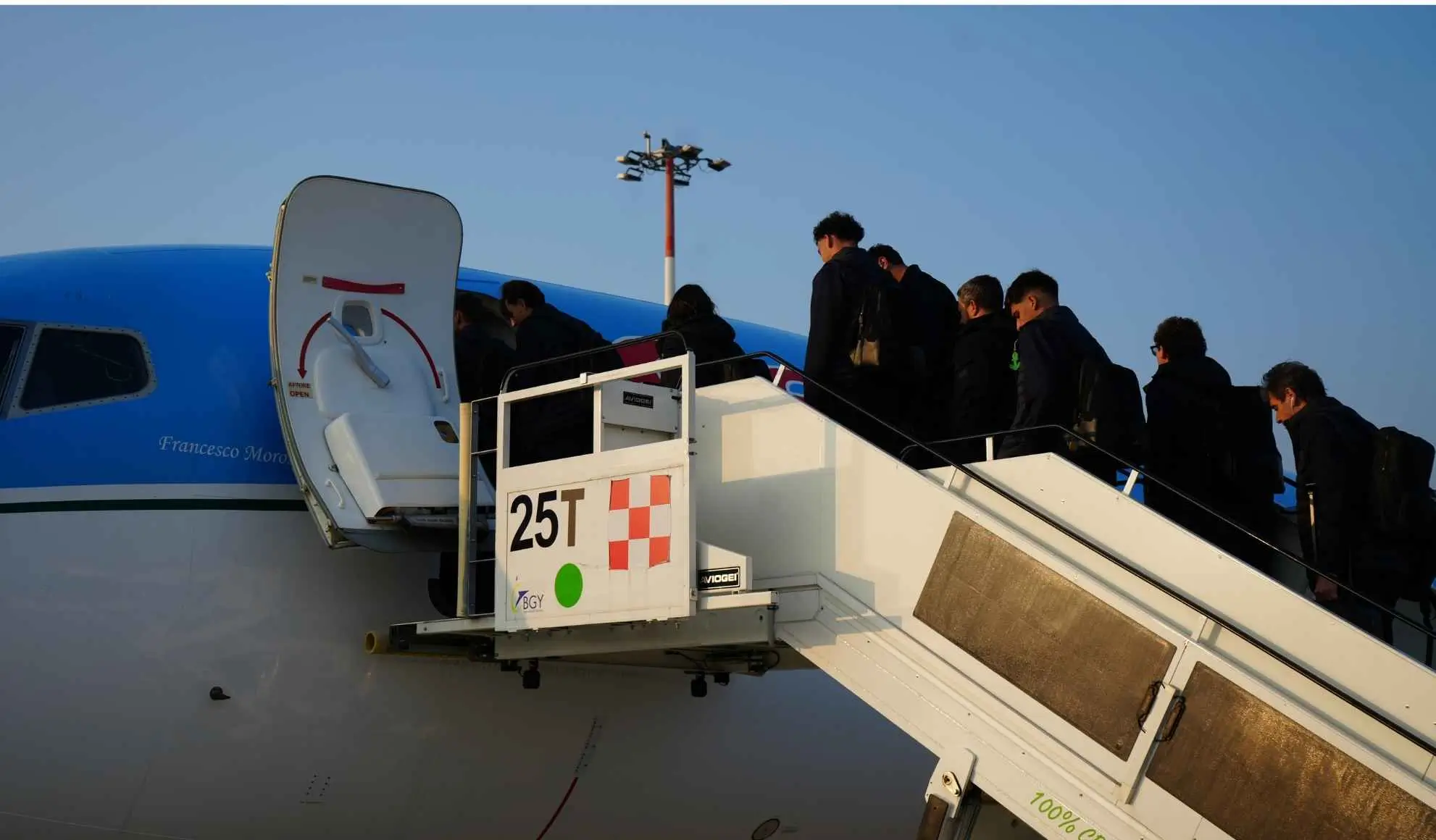 voli-charter-squadre-calcio-imbarco Squadra in fase di imbarco su aereo charter durante trasferimento organizzato verso ritiro o partita