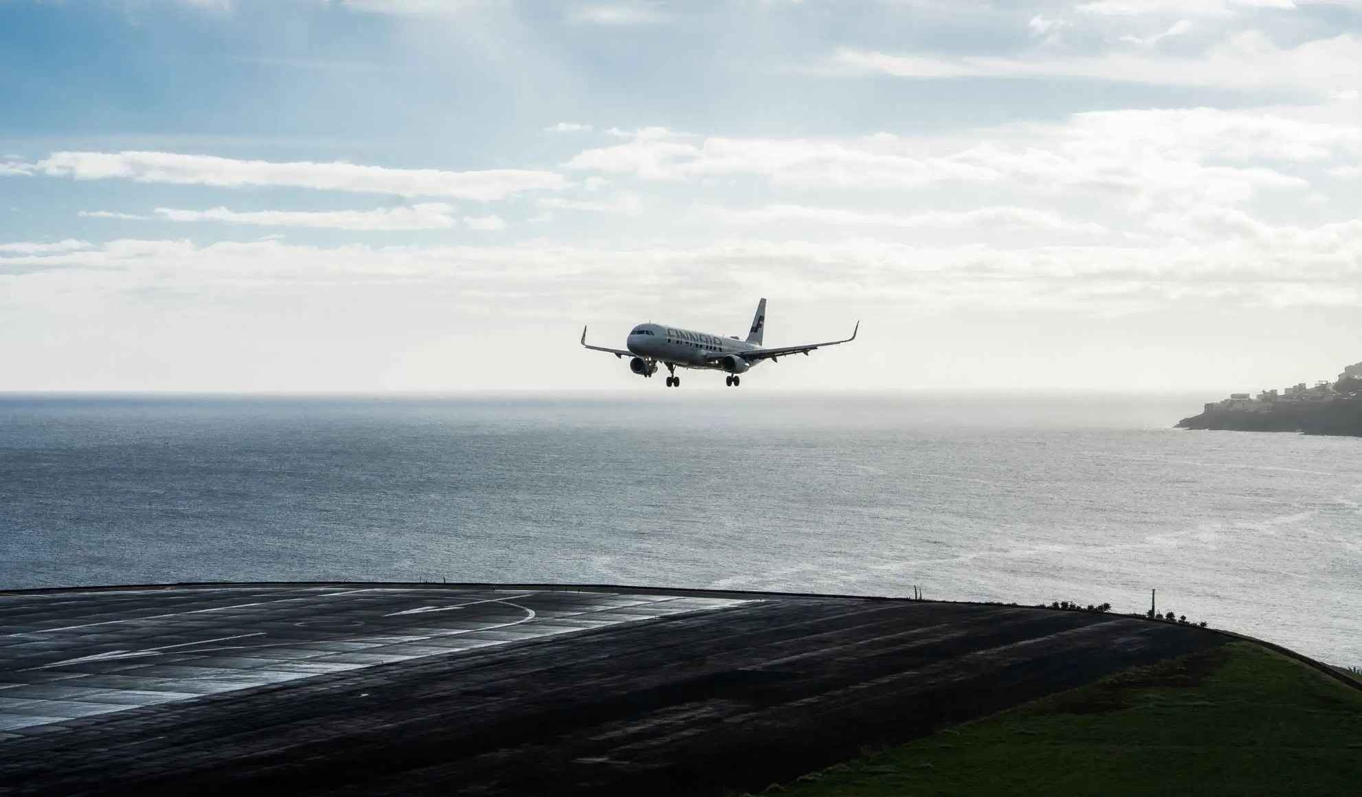 aeroporti-piu-pericolosi-al-mondo-atterraggio-pista-sul-mare Aereo in avvicinamento a pista sul mare, esempio di scalo complesso tra i 10 aeroporti più pericolosi al mondo