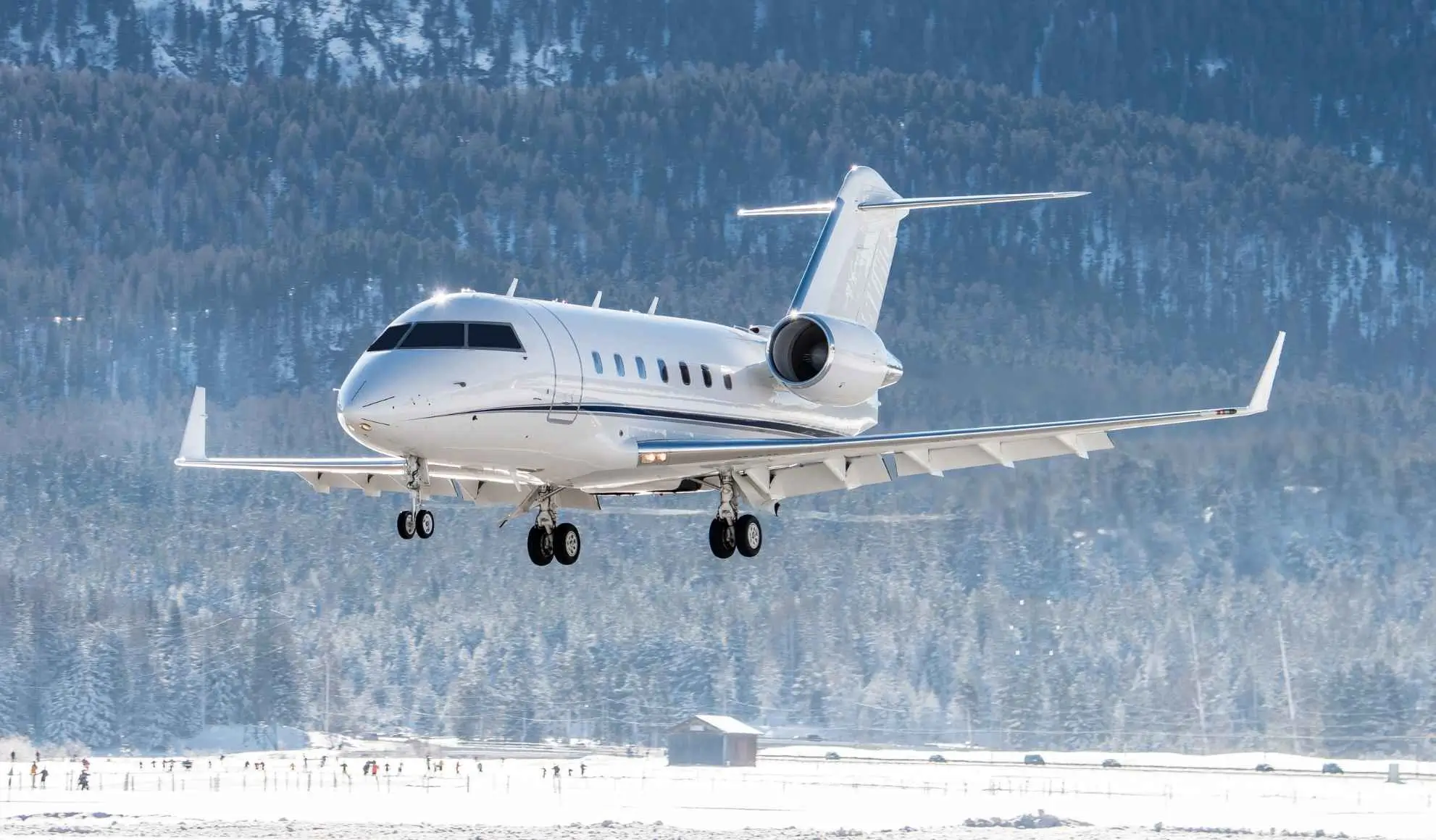 aeroporti-piu-pericolosi-europa-business-jet-alpi Business jet in atterraggio su scalo alpino europeo, esempio di aeroporto complesso utilizzabile nei voli charter