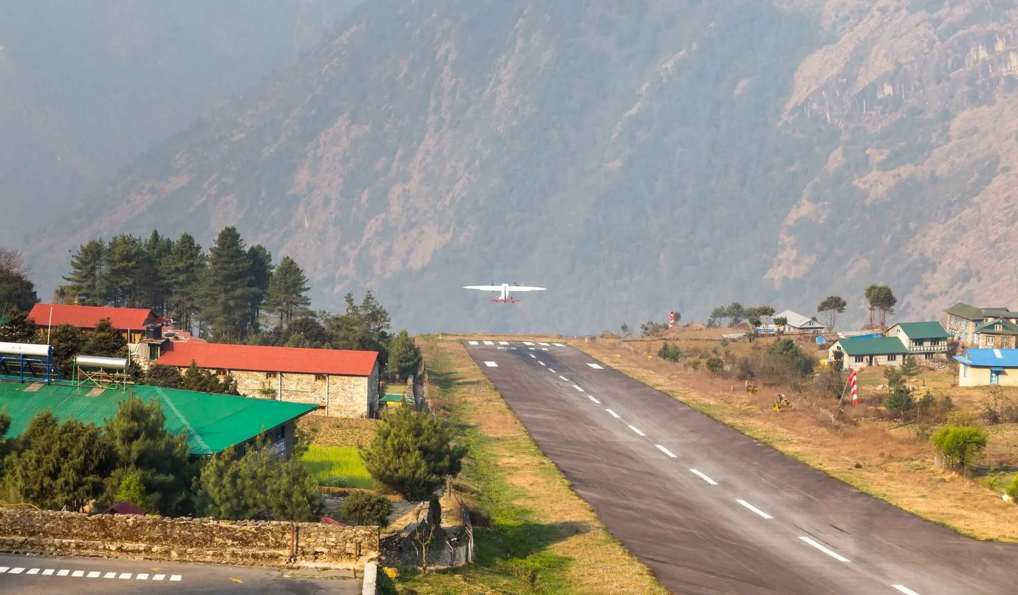 cosa-rende-difficili-aeroporti-pista-corta-montagna-flyness Decollo aereo da pista corta in montagna, esempio di aeroporto difficile con orografia e spazi ridotti.