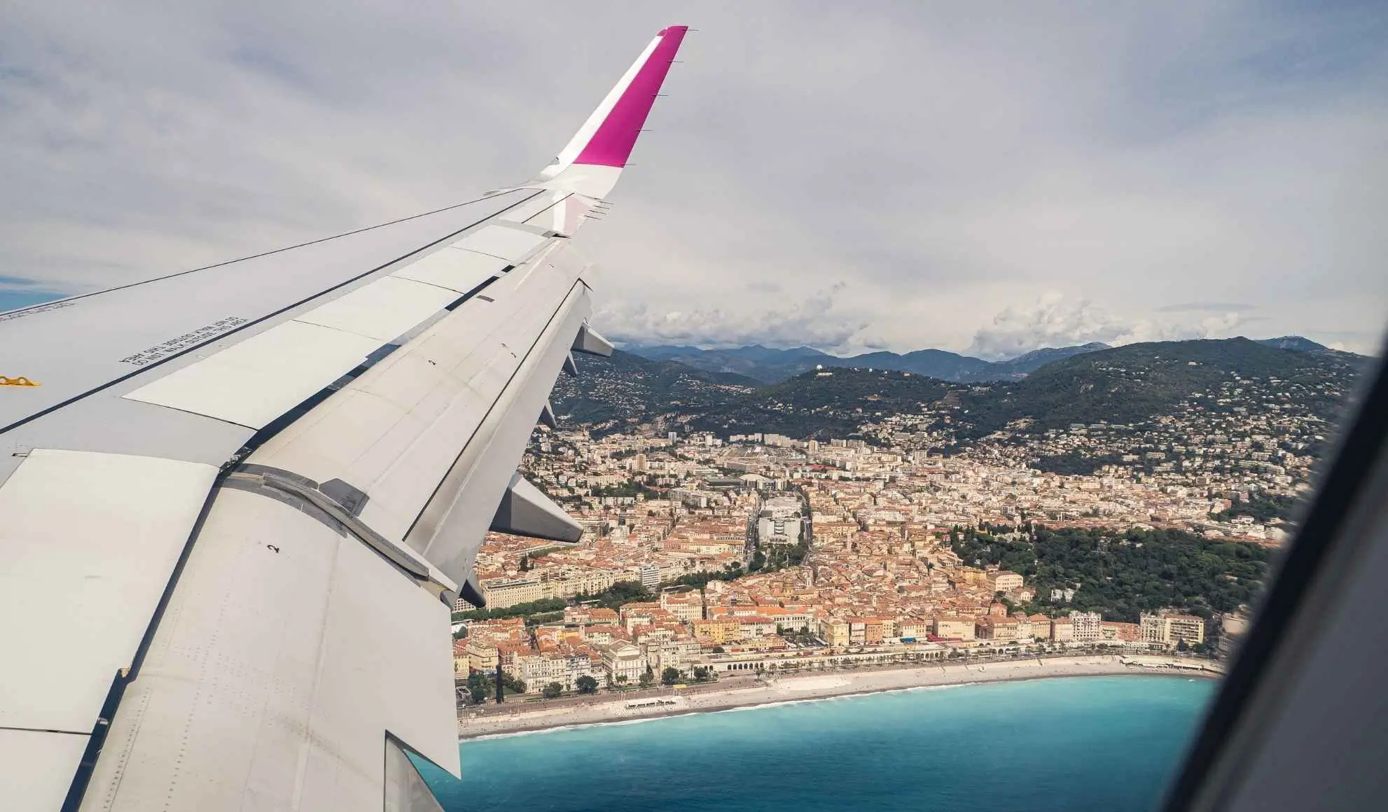 destinazione-mice-accessibile-nizza-volo-aereo Vista aerea di Nizza dall’aeromobile in avvicinamento, esempio di destinazione MICE accessibile e ad alto valore esperienziale.