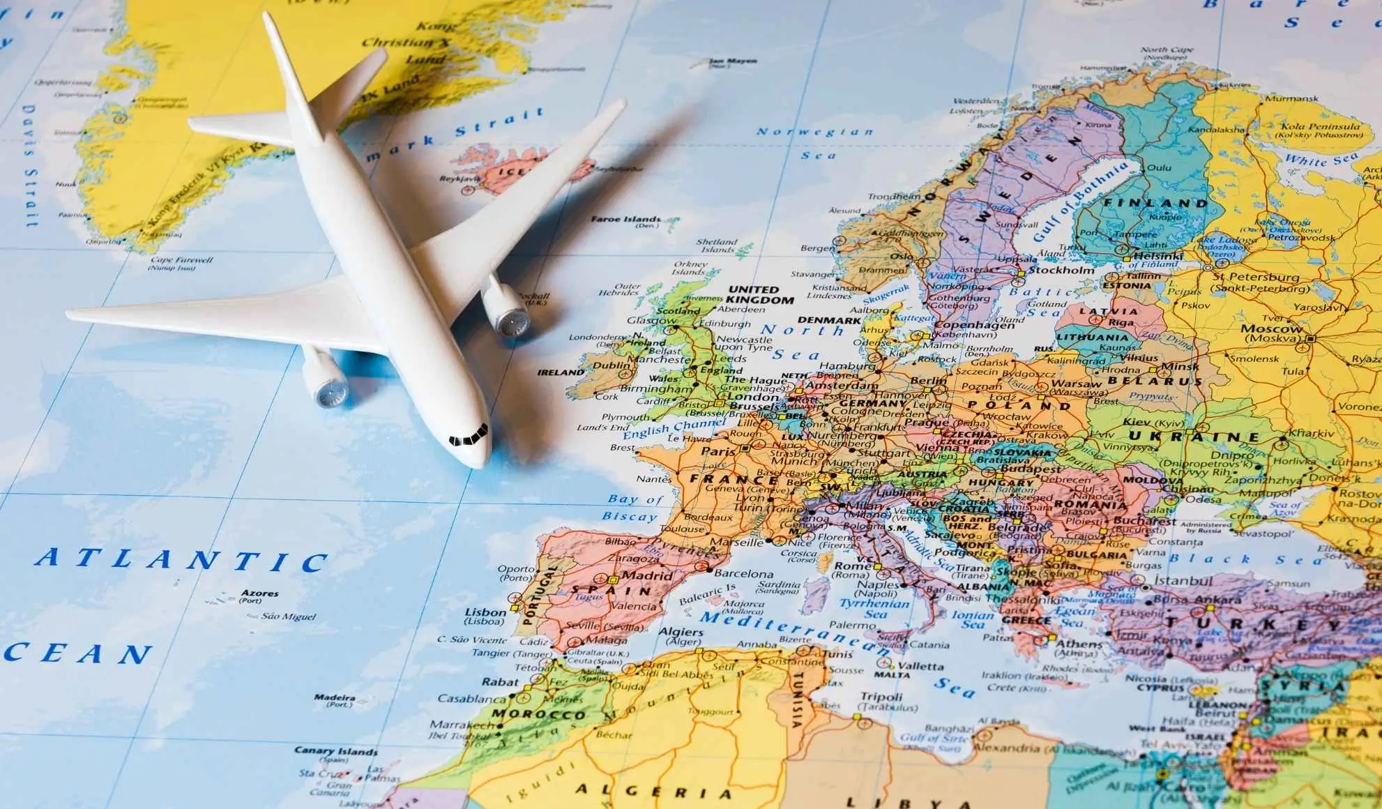 domanda-mice-europa-mediterraneo-2026-2027 Mappa dell’Europa e del Mediterraneo con aeromobile, rappresentazione delle destinazioni MICE più richieste nel 2026 e 2027.