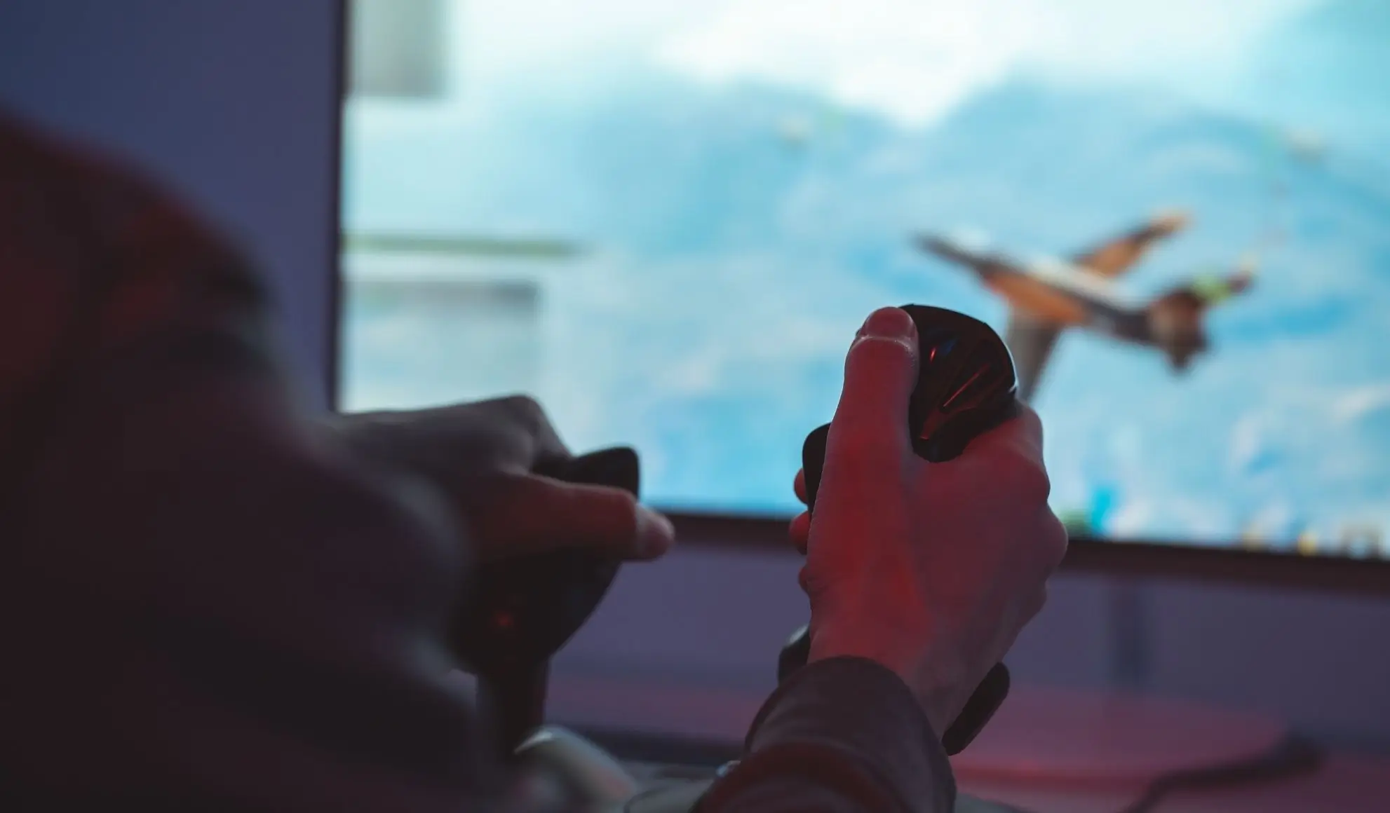 flight-simulator-passione-pilota-aereo-francesco-cuttica Ragazzo utilizza un simulatore di volo con joystick e schermo