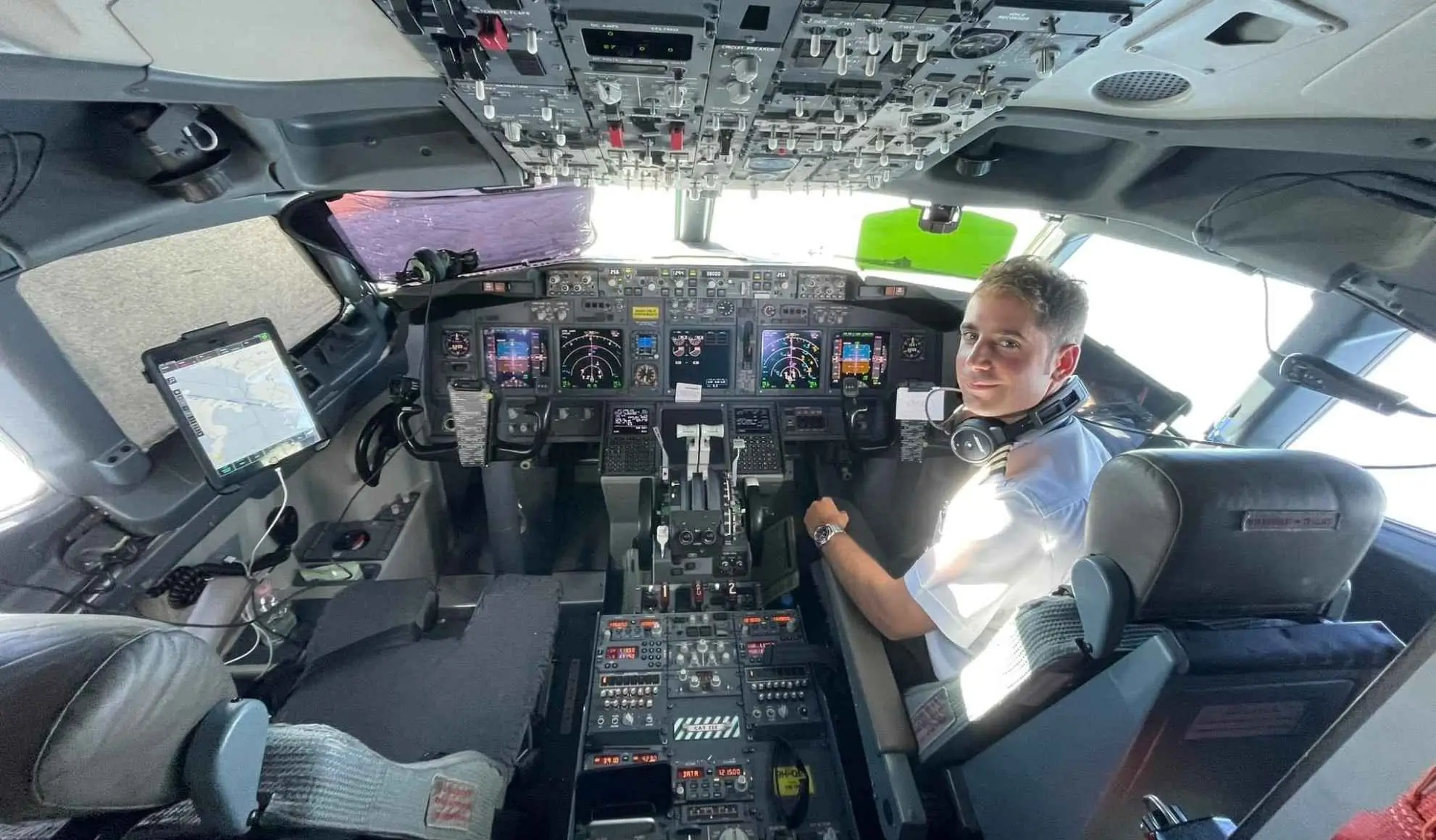 francesco-cuttica-cabina-pilotaggio-boeing-737-corto-raggio Francesco Cuttica nella cabina di pilotaggio di un Boeing 737 durante un volo a corto raggio