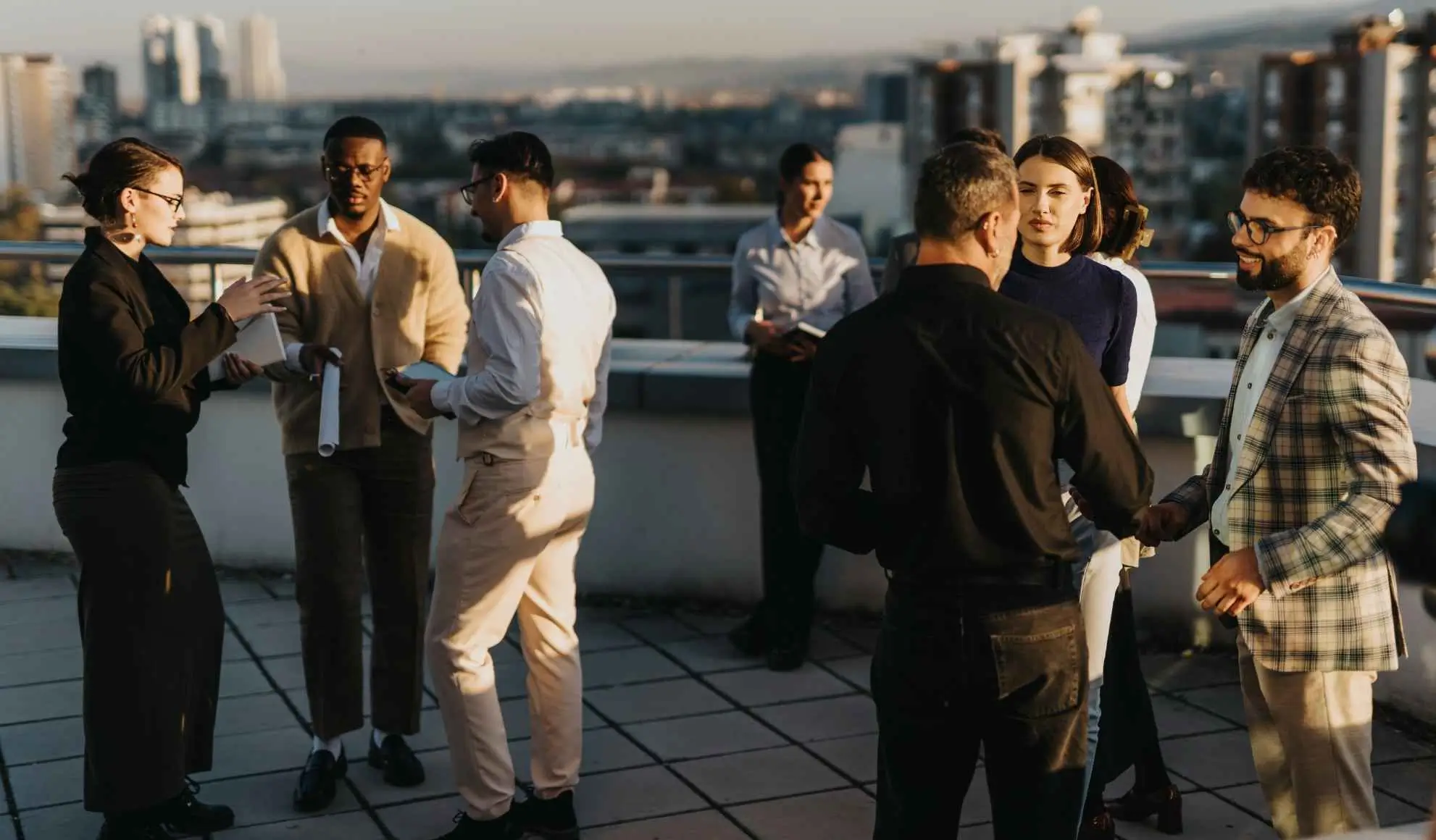 gruppo-mice-networking-destinazione-urbana Gruppo di professionisti durante un evento MICE su una terrazza urbana, simbolo di coerenza tra destinazione, persone ed esperienza.