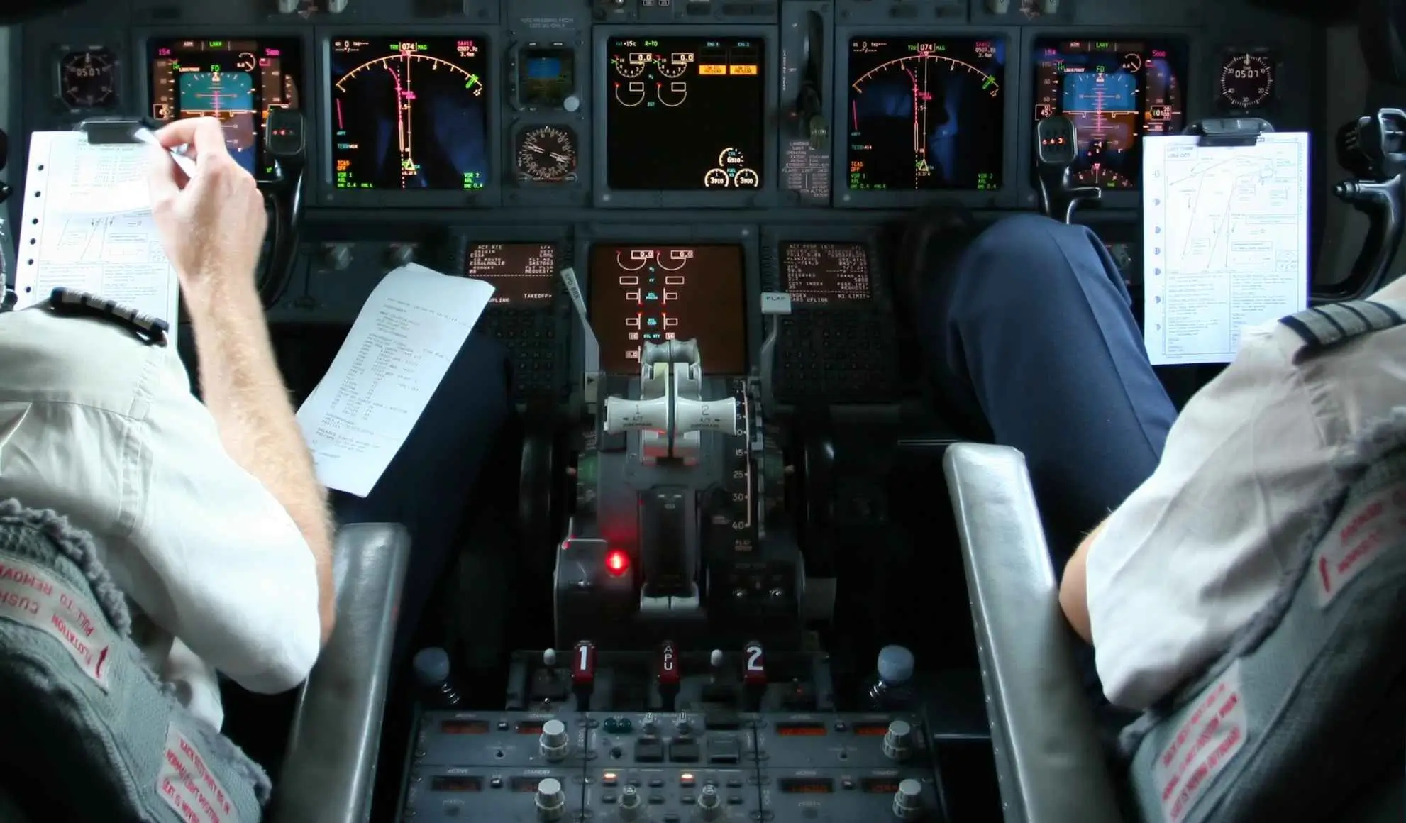piloti-analizzano-documentazione-prima-del-volo Due piloti analizzano la documentazione operativa nella cabina di pilotaggio
