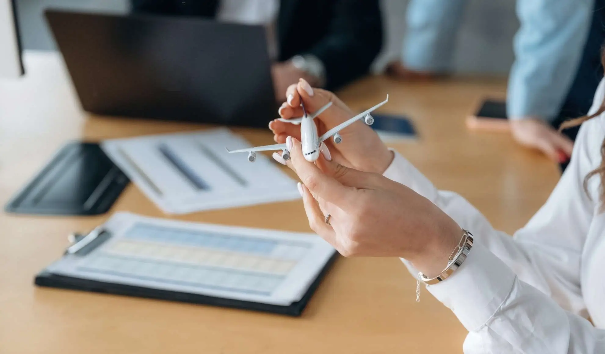 voli-charter-scali-complessi-ruolo-broker-flyness Consulenza voli charter con modellino di aereo e documenti, immagine che rappresenta il ruolo di Flyness nella scelta della soluzione