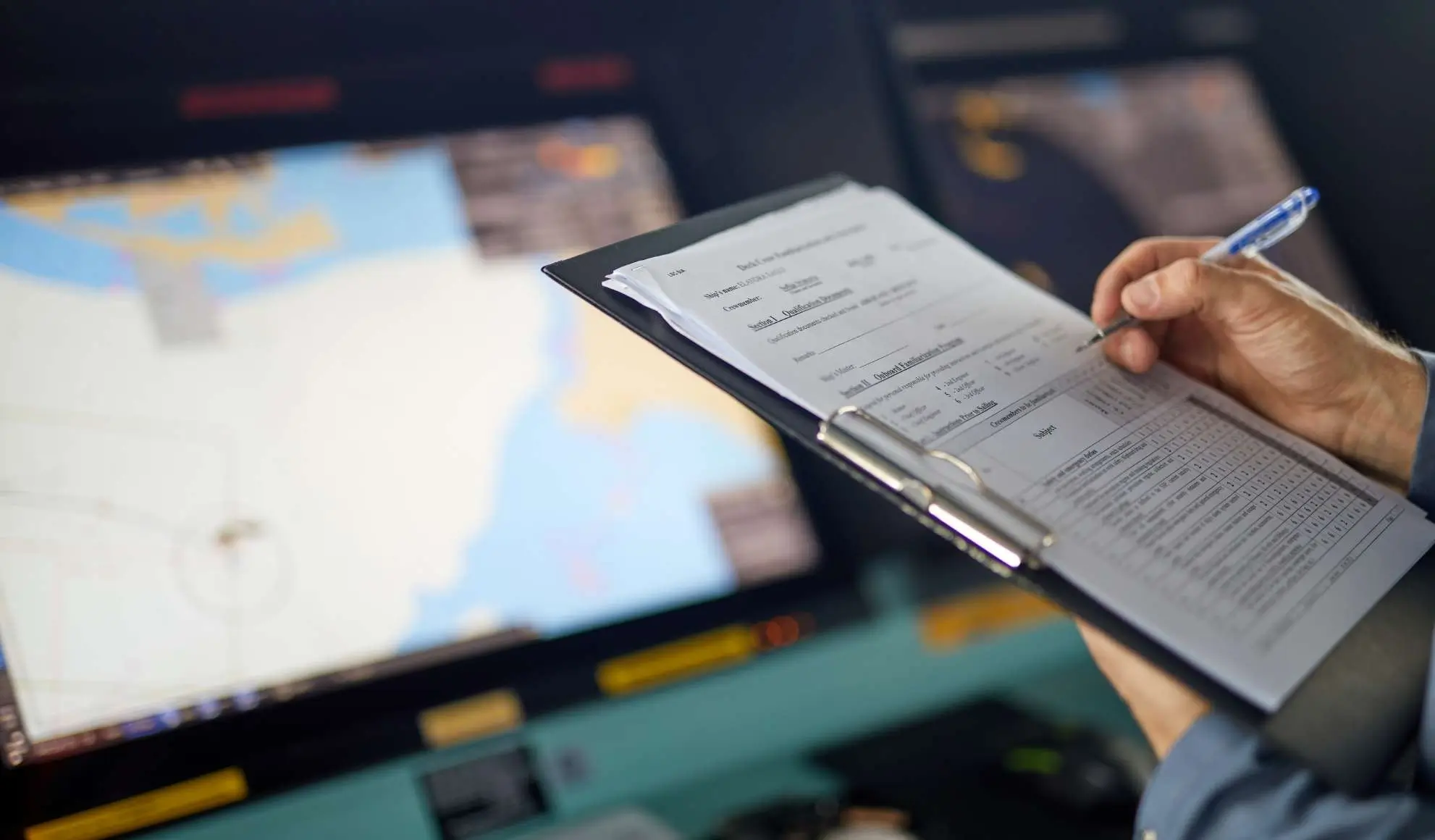 Checklist di volo durante la pianificazione aviation, simbolo del glossario aeronautico utile per organizzare voli charter 
