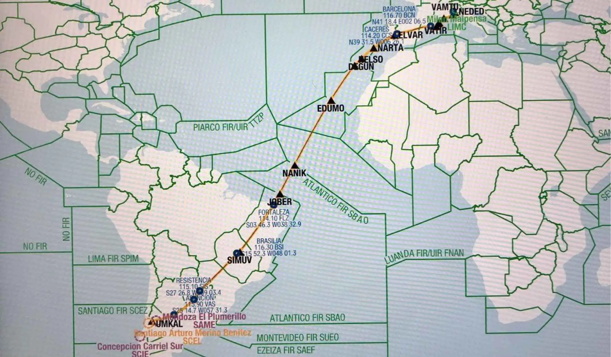 Mappa di una rotta intercontinentale con possibili deviazioni verso aeroporti alternati