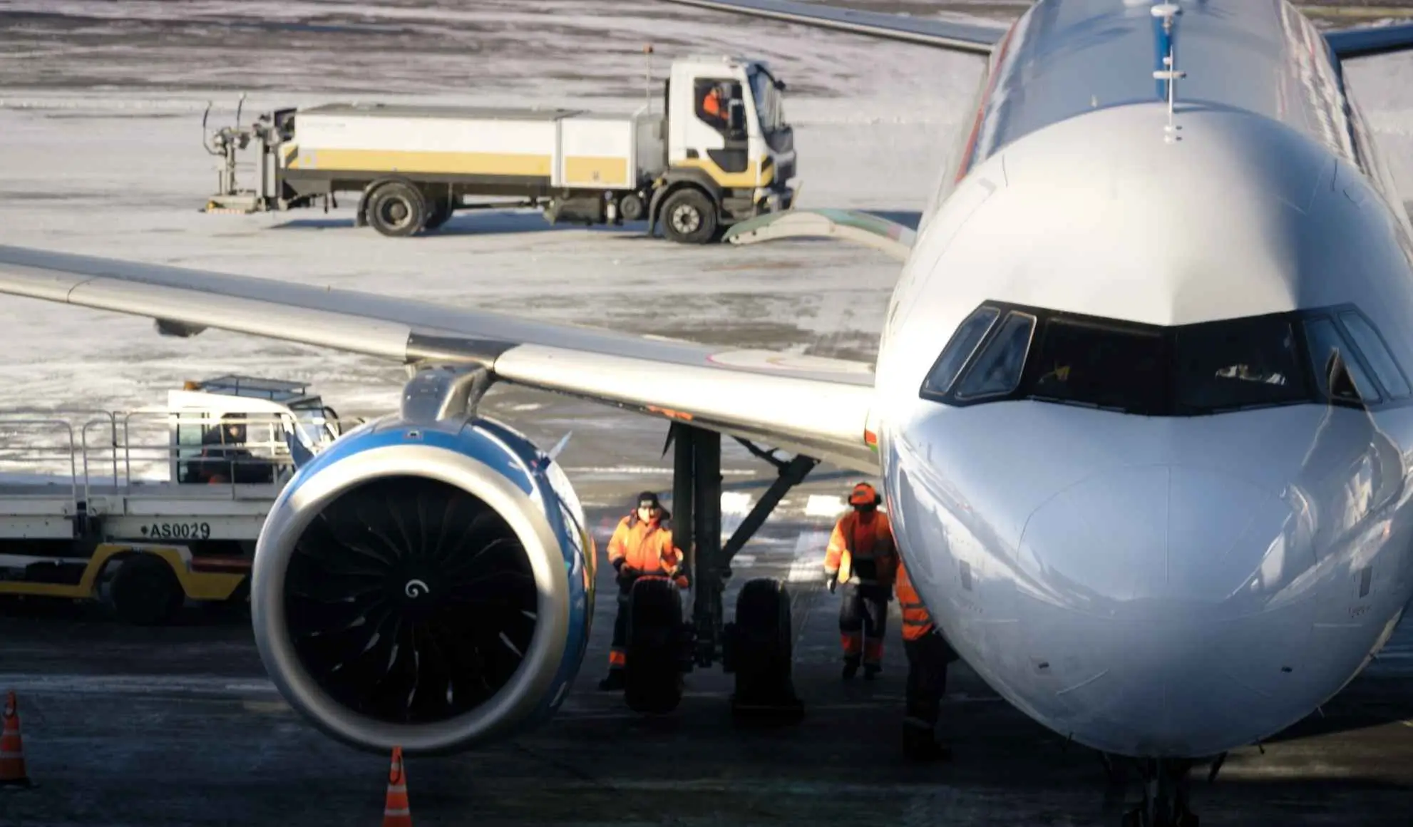 Personale interviene su un aereo fermo sul piazzale, esempio di gestione di restrizioni operative e situazioni AOG nei voli charter.