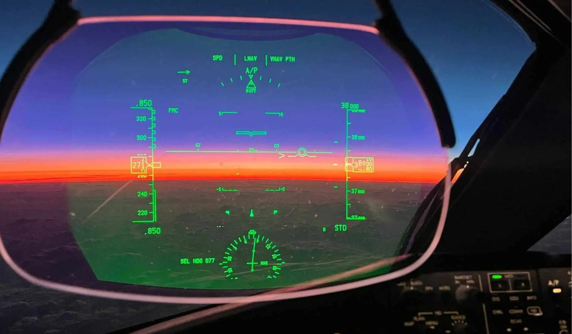 Vista dalla cabina durante un volo in quota su una rotta intercontinentale al tramonto